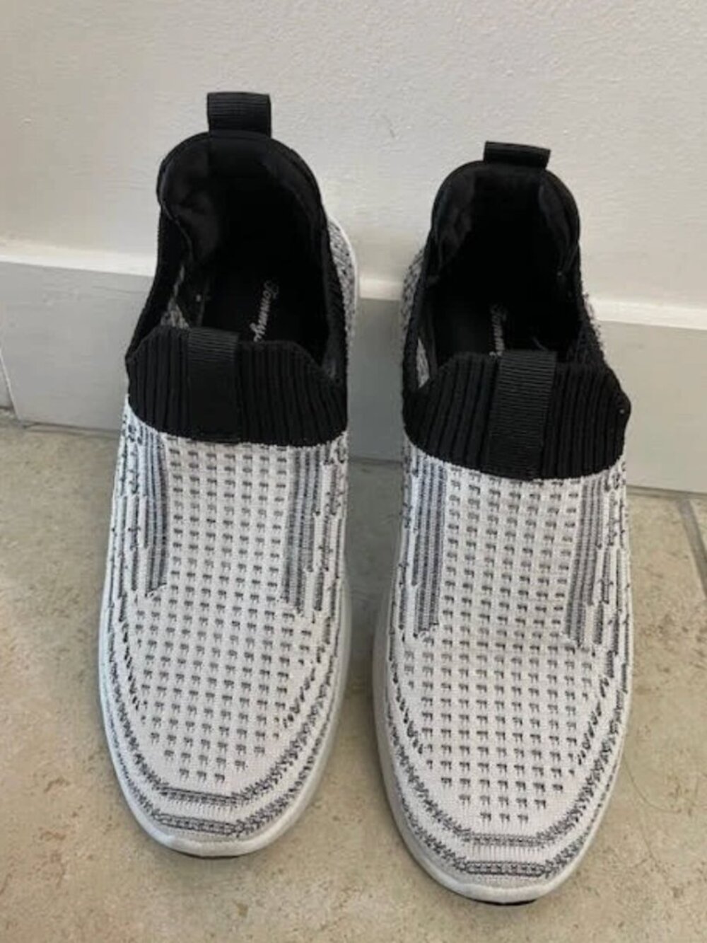 Tommy Bahama Women's Sneaker Size 6.5 Memory Foam Gray knit comfy slip on